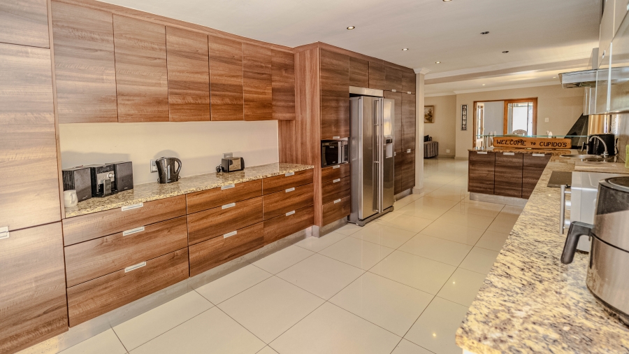 6 Bedroom Property for Sale in Vredekloof Heights Western Cape